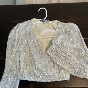 AUDREY 3+1 SILVER SPARKLE SEQUIN TOP. SIZE SMALL. NEVER WORN